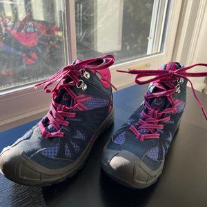 GIRLS - Like new - Merrell waterproof hiking boots - Sz 4. Girls - Worn once.